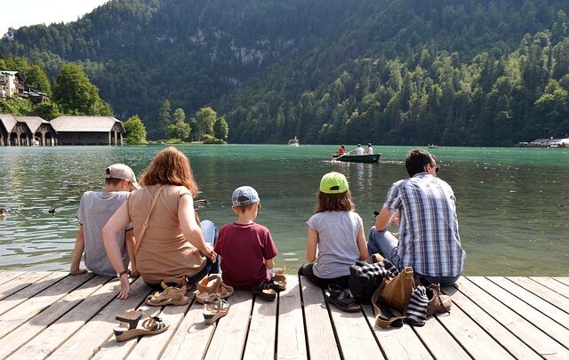 rodzina na wycieczce nad jeziorem