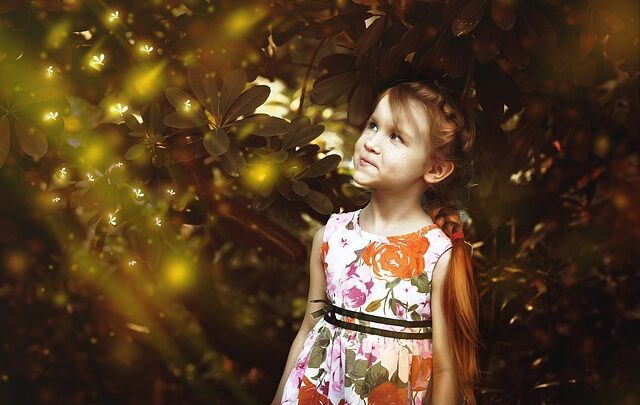 dziewczynka pozująca do zdjęcia w lesie