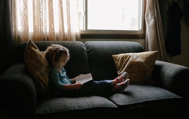 dziewczynka czyta