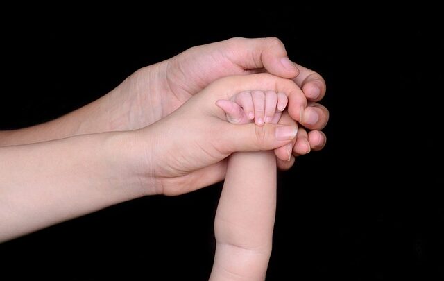mama tata i dziecko trzymające się za ręce